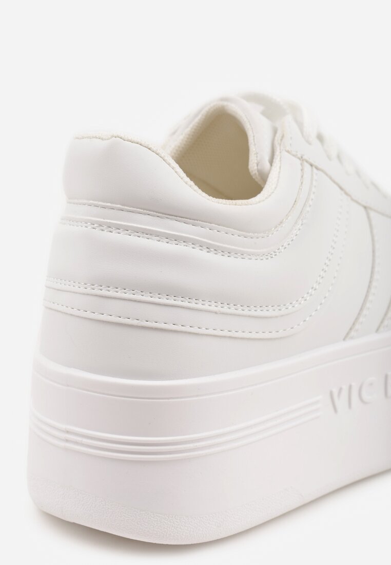 Białe Sneakersy VICES na Platformie Ozdobione Perforacją i Napisem Ceznella