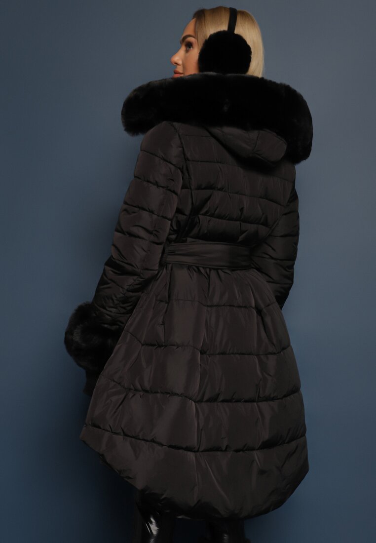 Jachetă Neagră Matlasată cu Blană Pasilinai