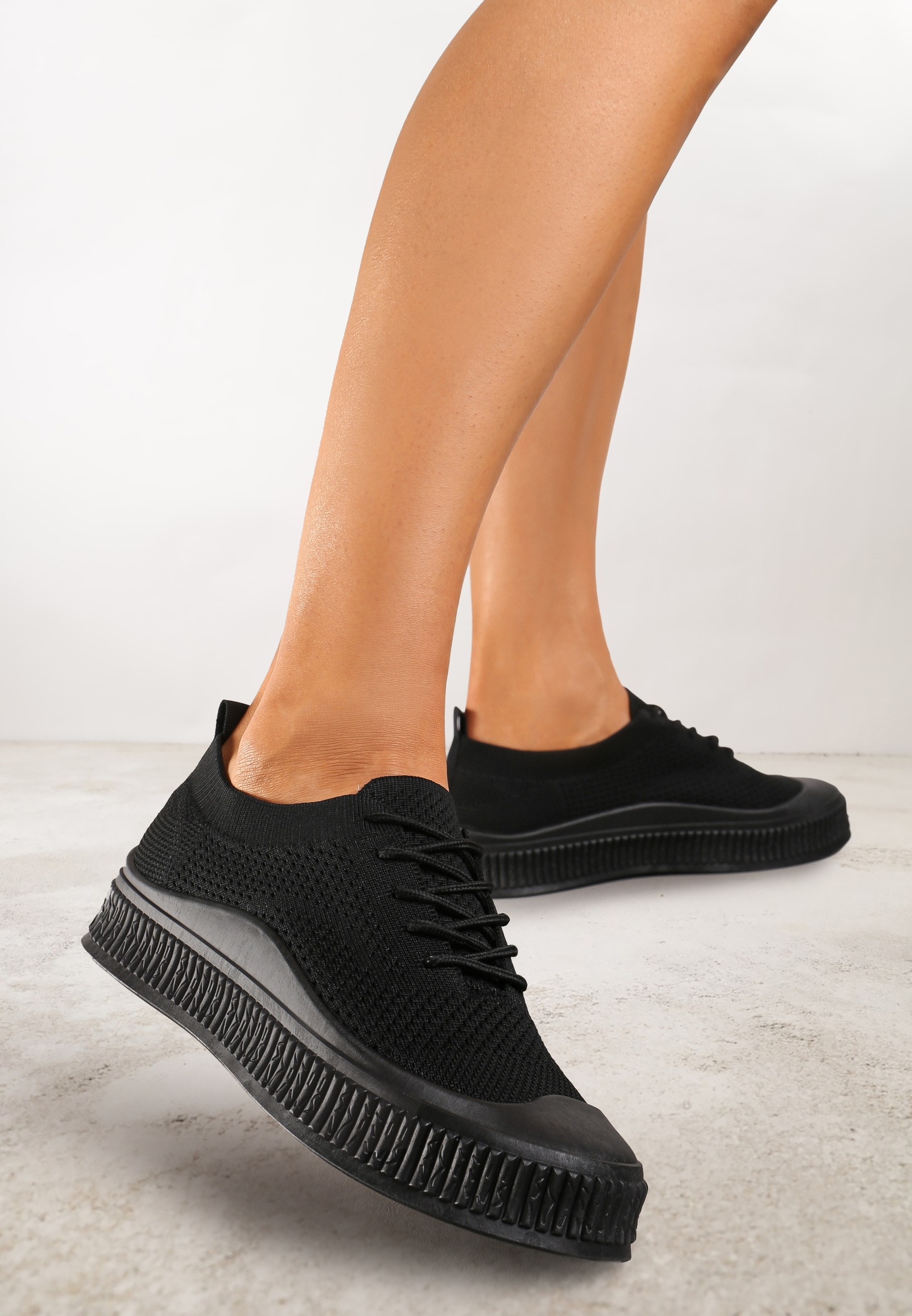 Adidași negri cu parte superioară din plasă și talpă în relief Lalnai