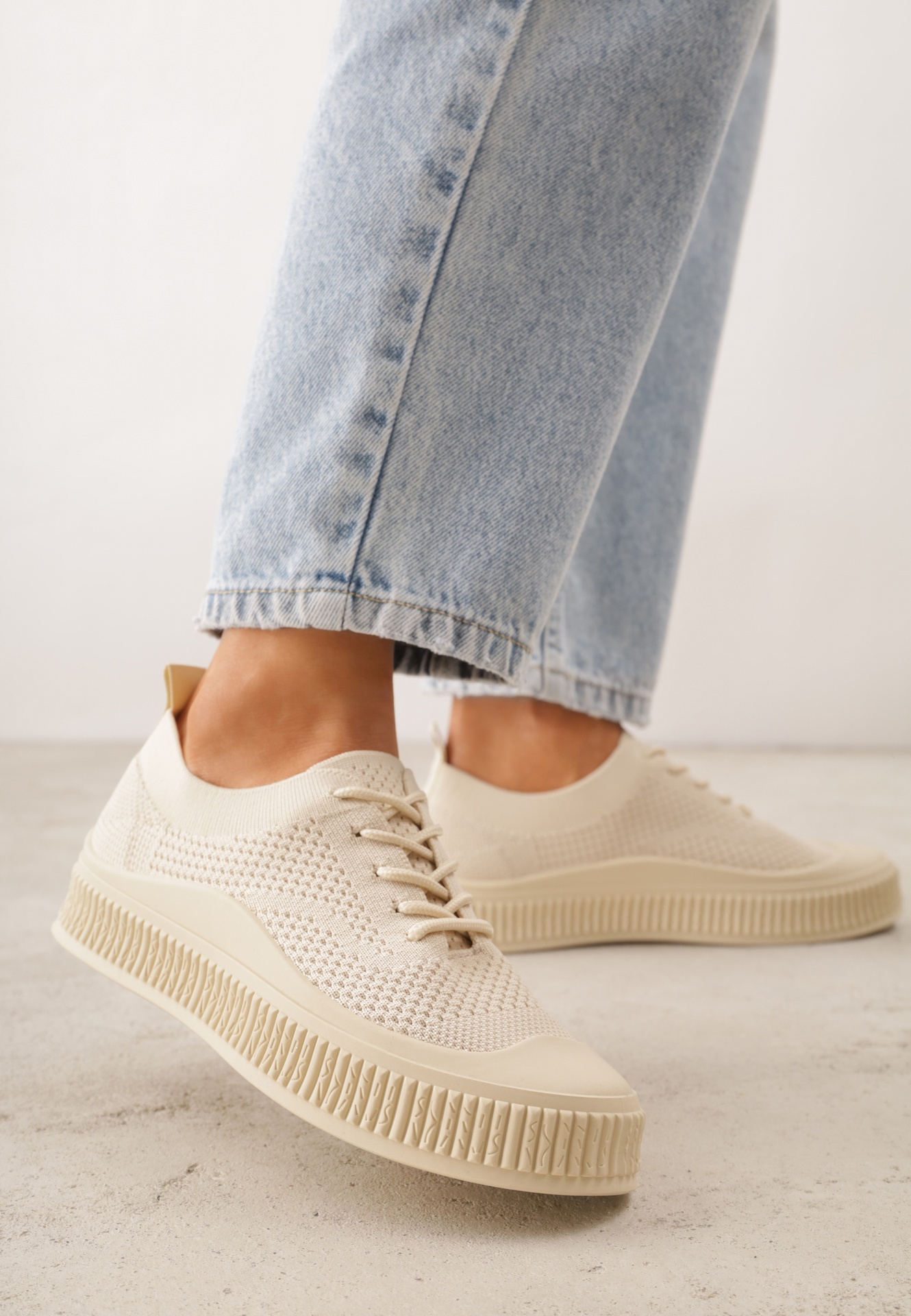 Tenisi Bej cu partea superioară din plasă și talpă embosată Lalnai