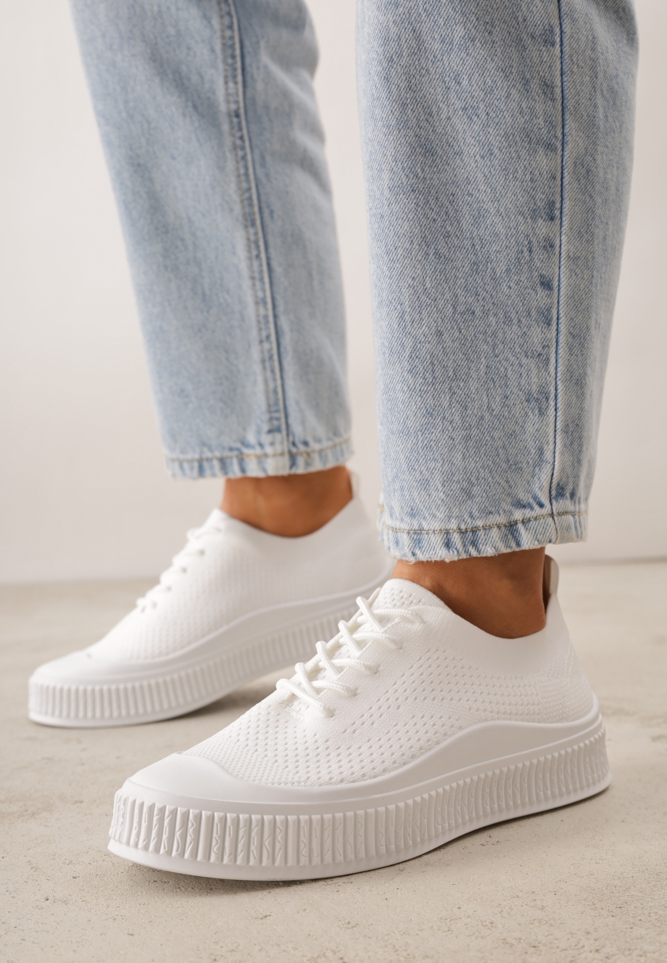 Adidași Albi cu fața superioară din plasă și talpă în relief Lalnai