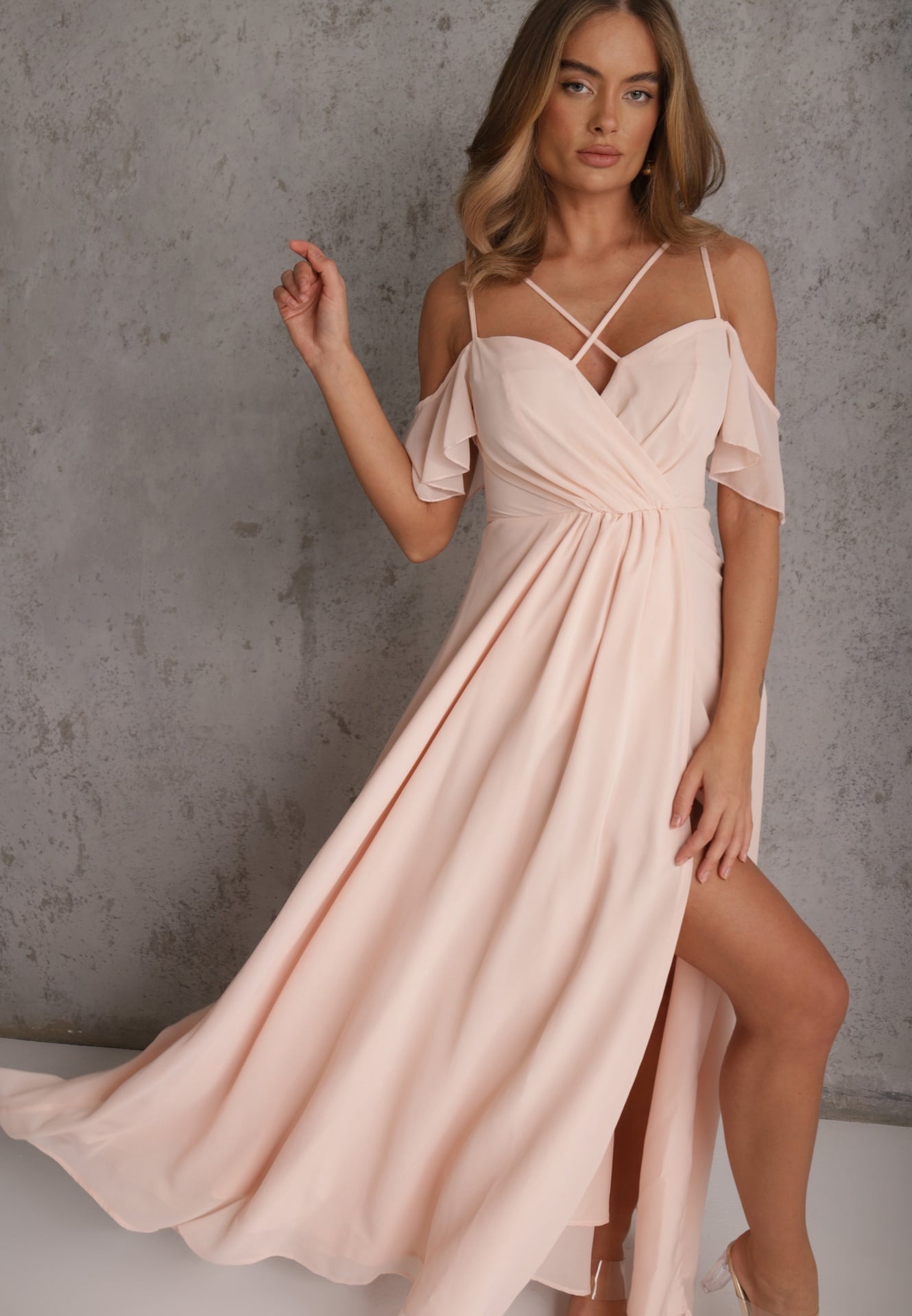 Rochie evazată maxi cu fason petrecut cu bretele subțiri roz Burwena