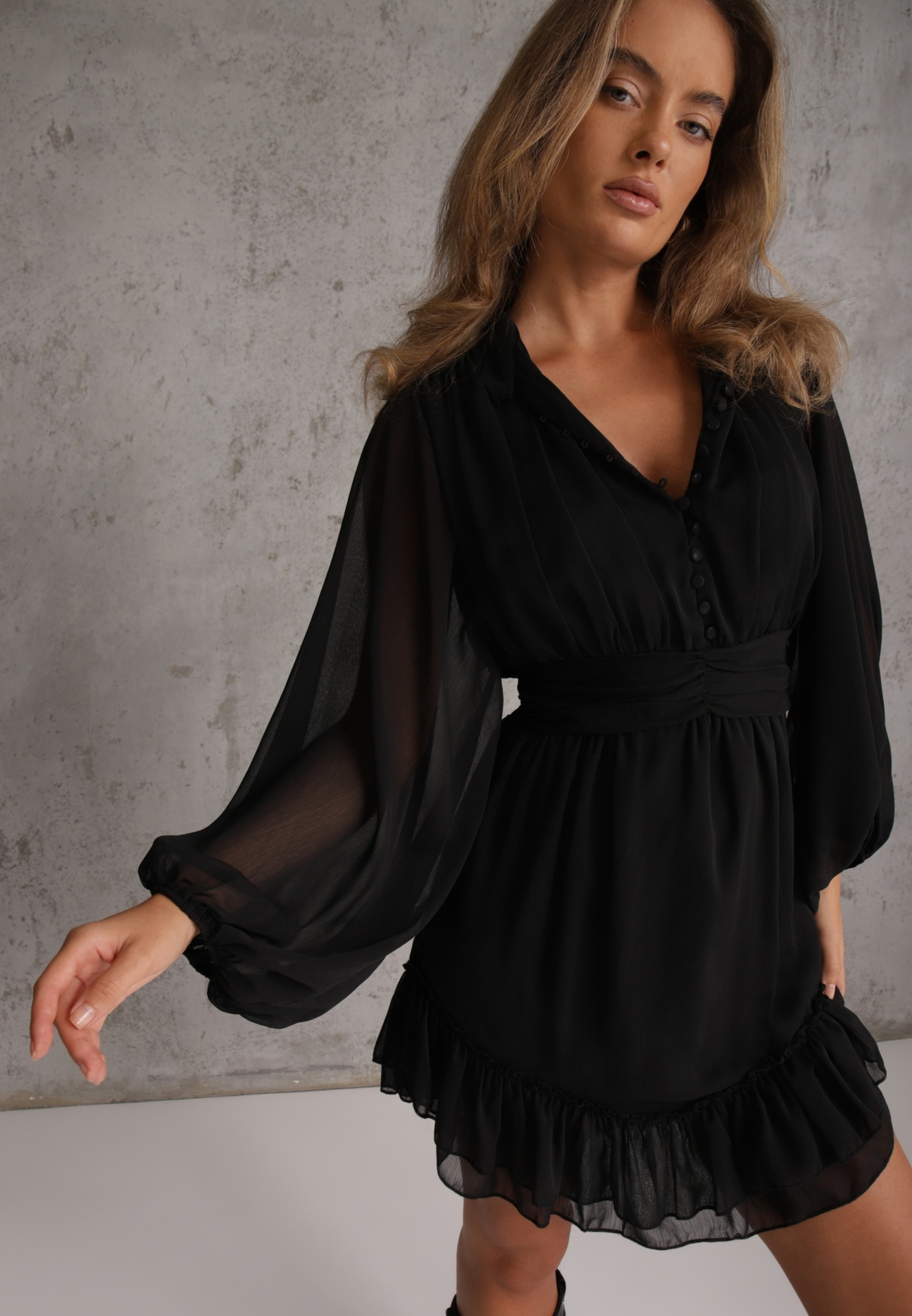 Rochie Mini Neagră cu bandă elastică încrețită și Mâneci transparente Janay