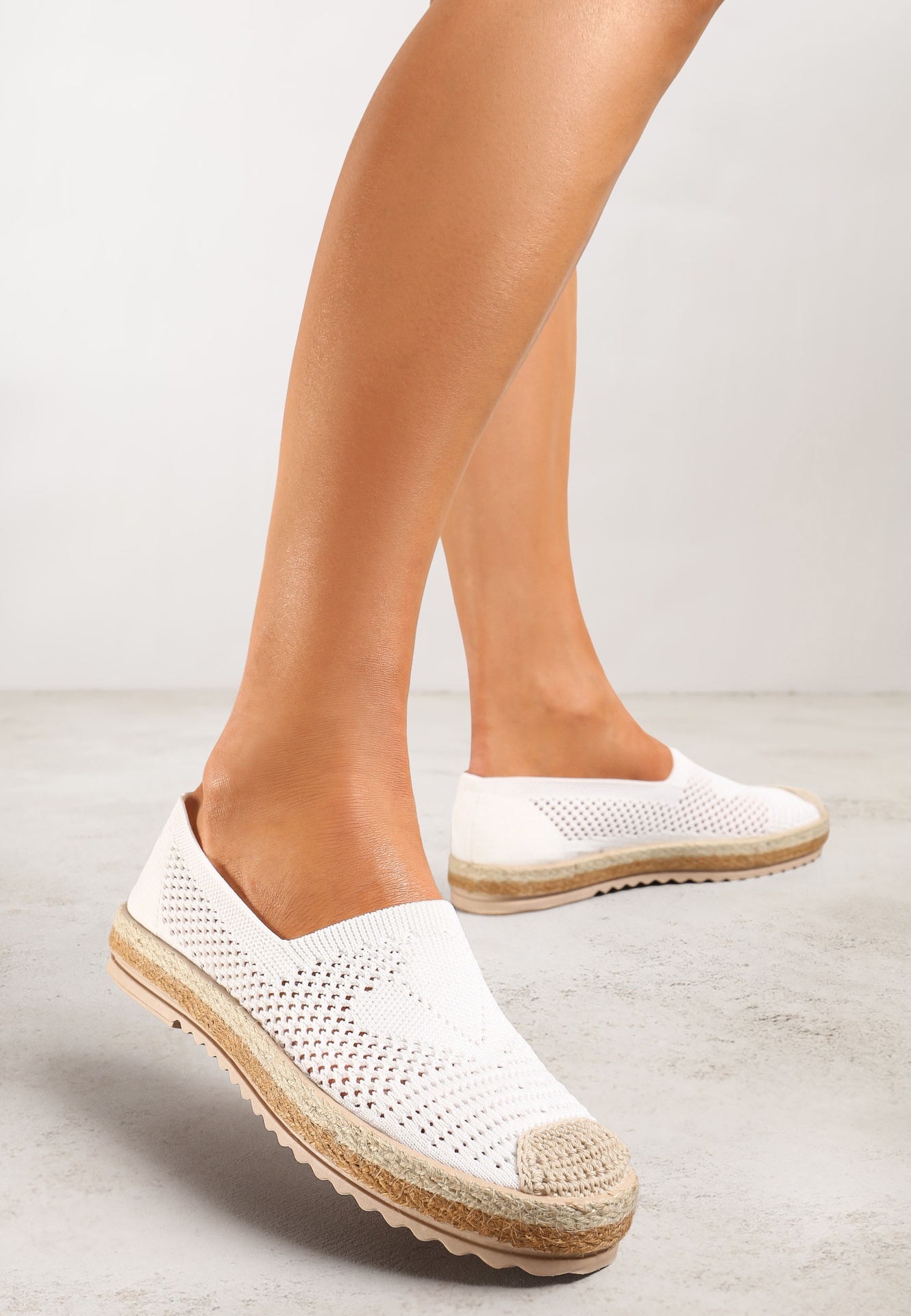 Espadrile albe perforate pe talpă împletită cu vârf decorativ Uraian