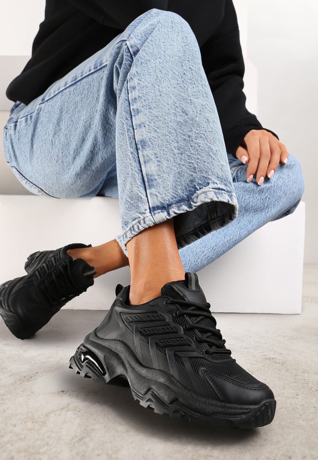 Sneakers Negri pe platformă joasă cu inserții decorative pe partea superioară Amrogia