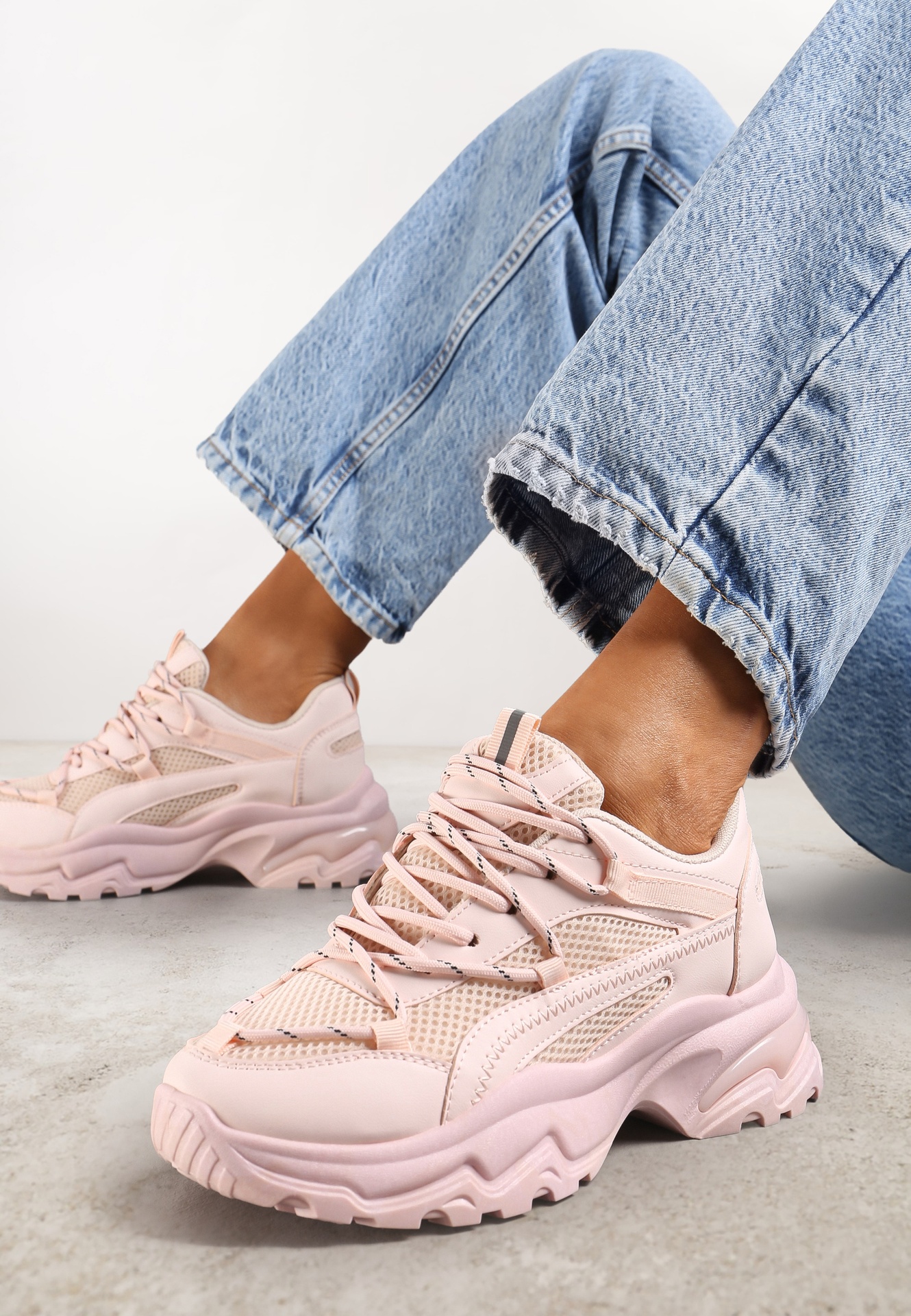 Adidași Roz pe Talpă Masivă cu Inserții din Plasă și Șireturi Decorative Ollavia