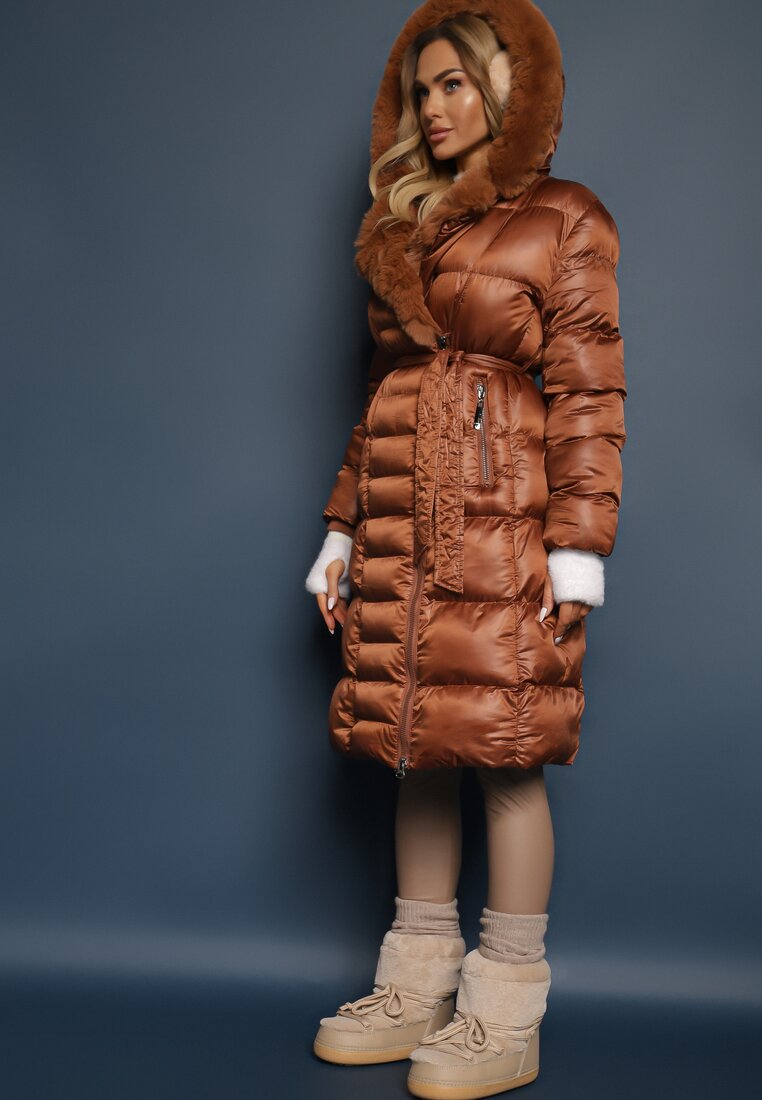 Palton Matlasat Maro sub genunchi cu cordon și blană Vivenda