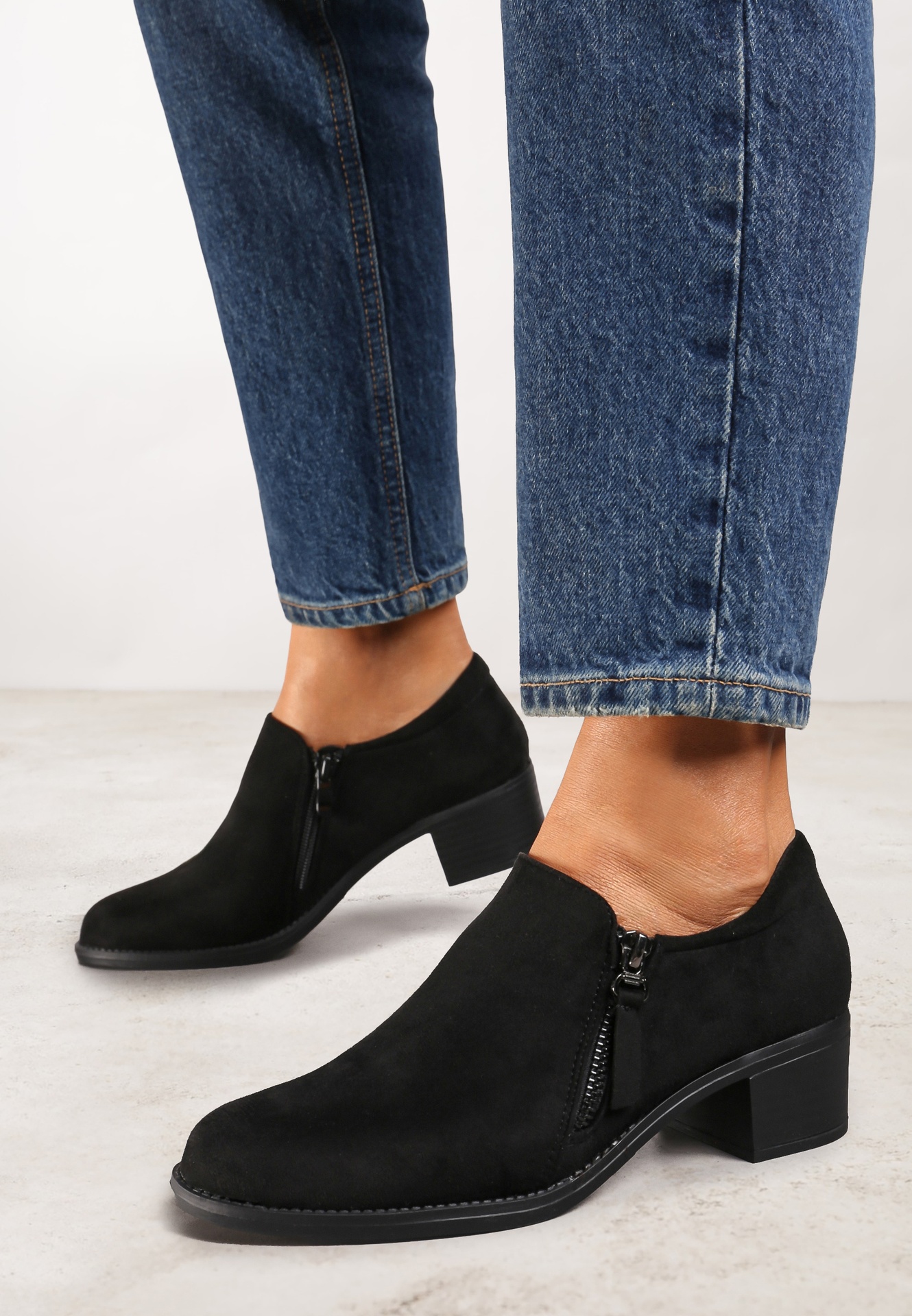 Pantofi Negri cu toc gros, cu carâmb jos, ornați cu fermoar Ansolee