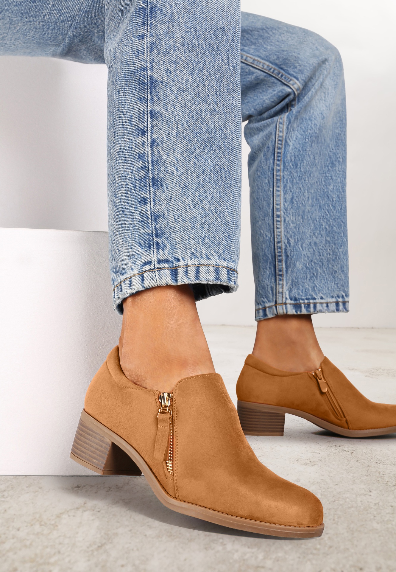 Botine Maro cu toc gros cu carâmb scurt decorați cu fermoar Ansolee