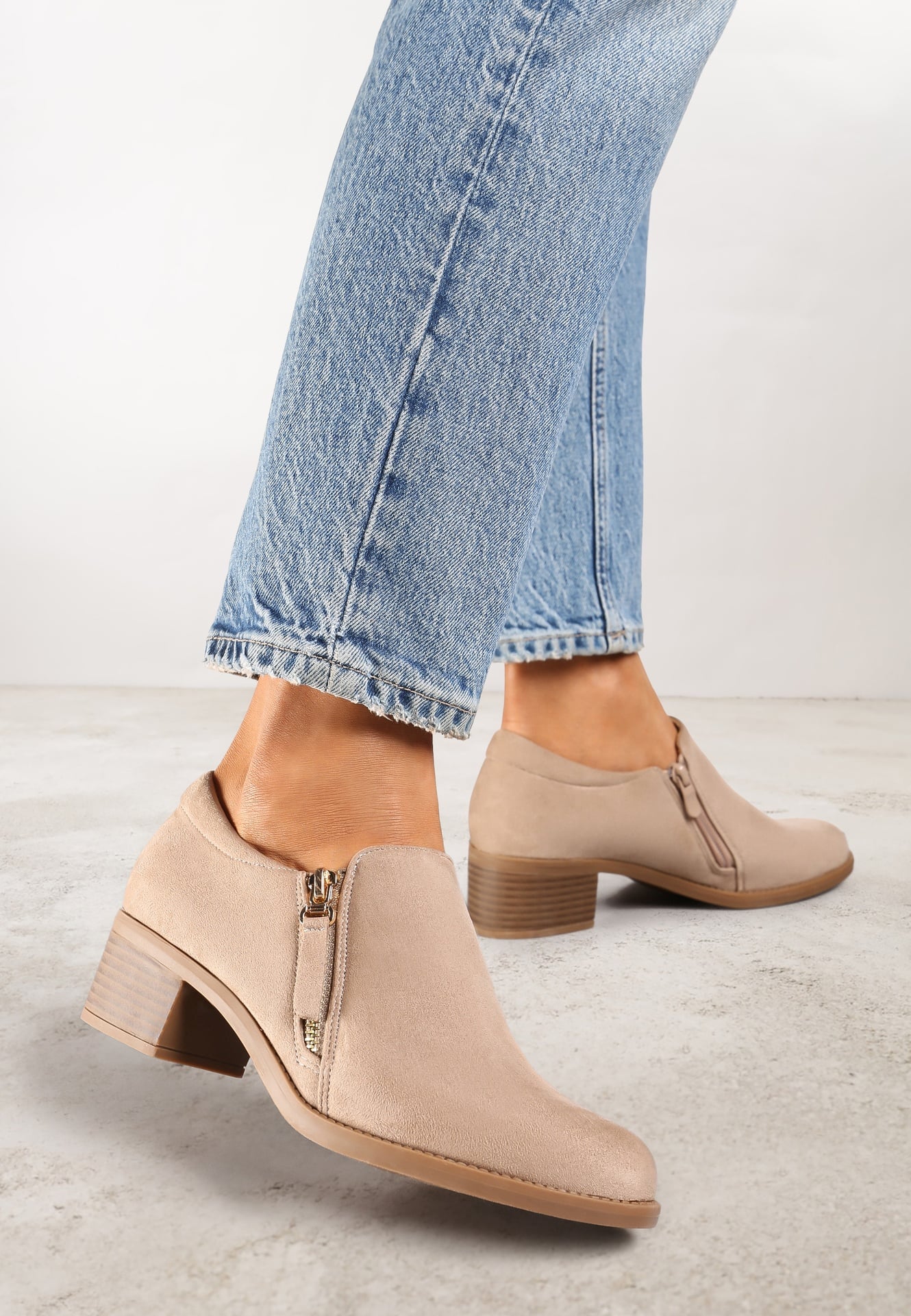 Pantofi bej închis cu toc gros cu carâmb scurt decorați cu fermoar Ansolee