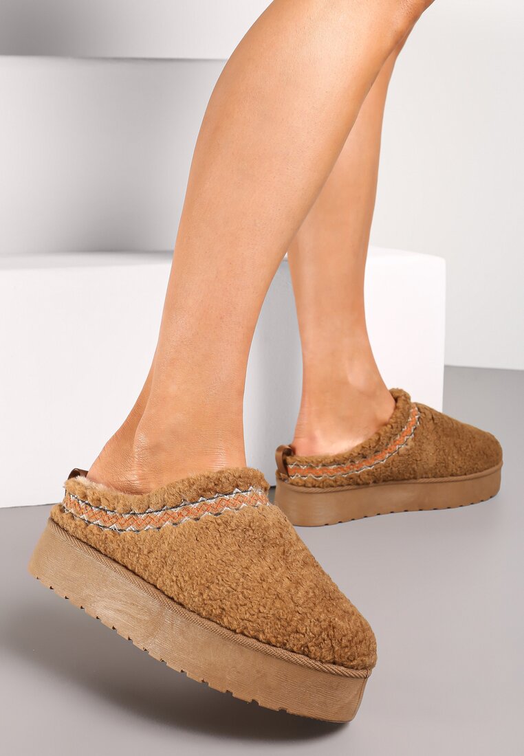 Papuci Maro pe platformă cu garnitură decorativă topor