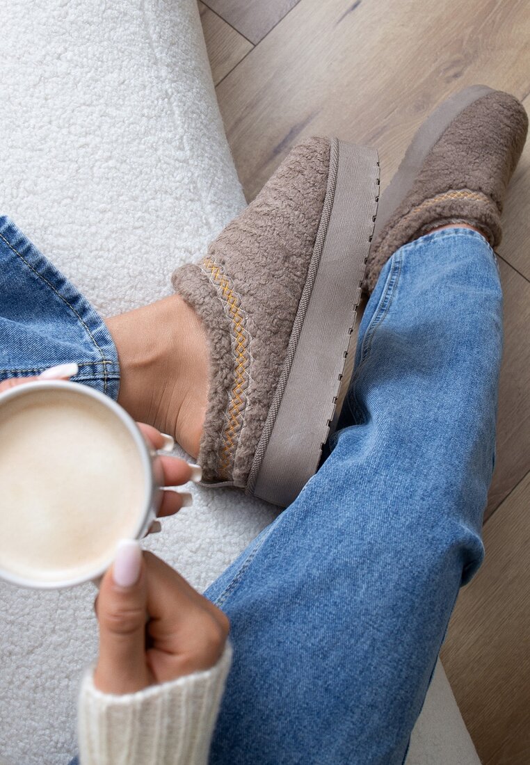 Papuci Bej închis pe platformă cu garnitură decorativă Topor