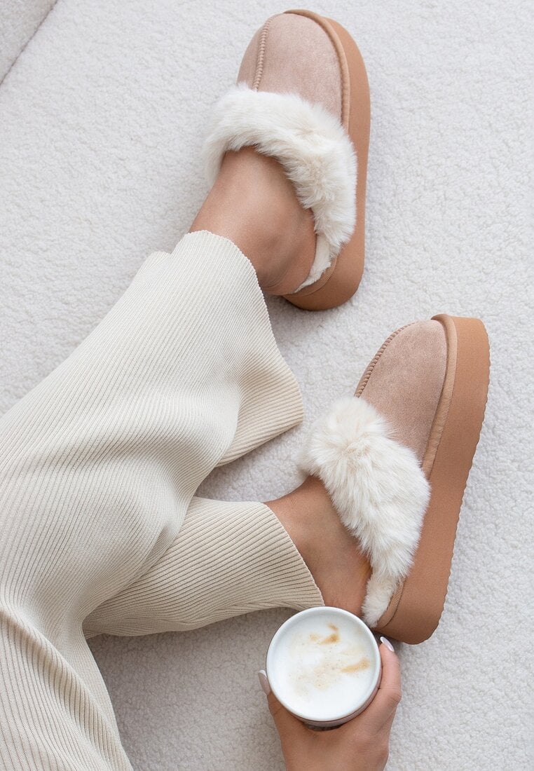 Papuci bej închis din imitație de piele întoarsă pe platformă cu blăniță și cusături verticale Silvara