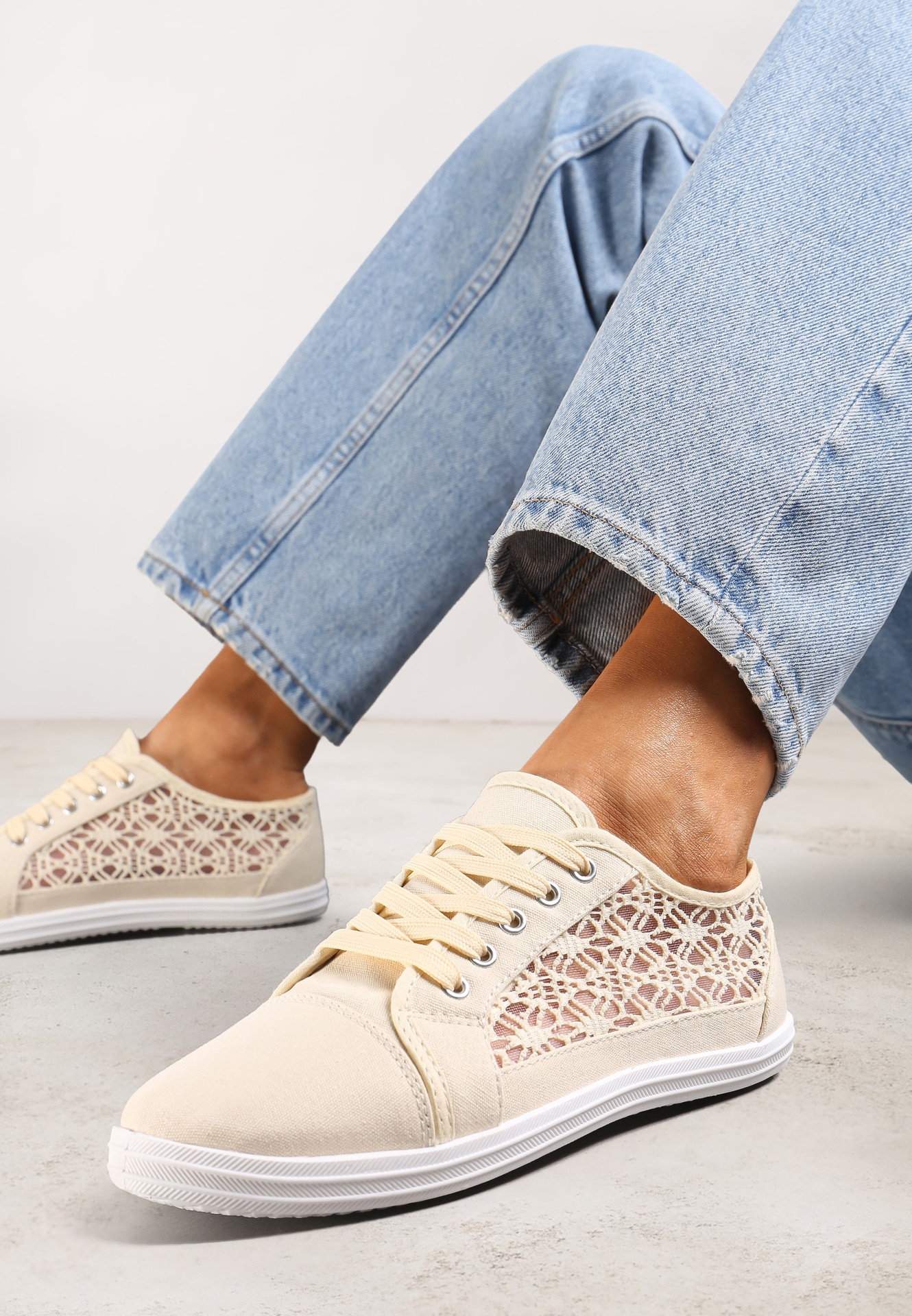 Tenisi Bej cu Inserții Perforate Pe Părți Salessa