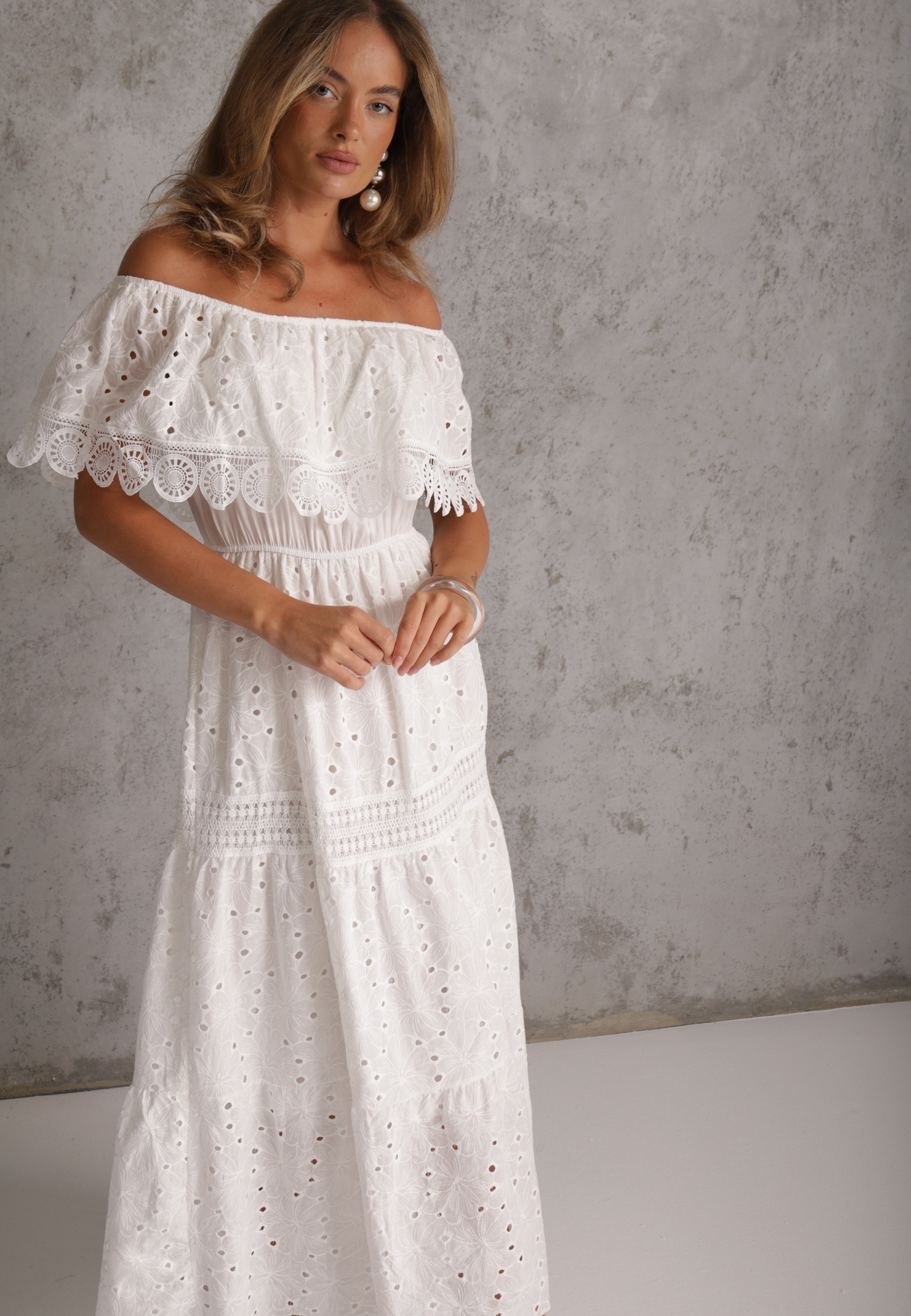 Rochie Albă Din Bumbac Stil Spaniolă Brodată Maxi Cu Volane și Dantelă Telavia
