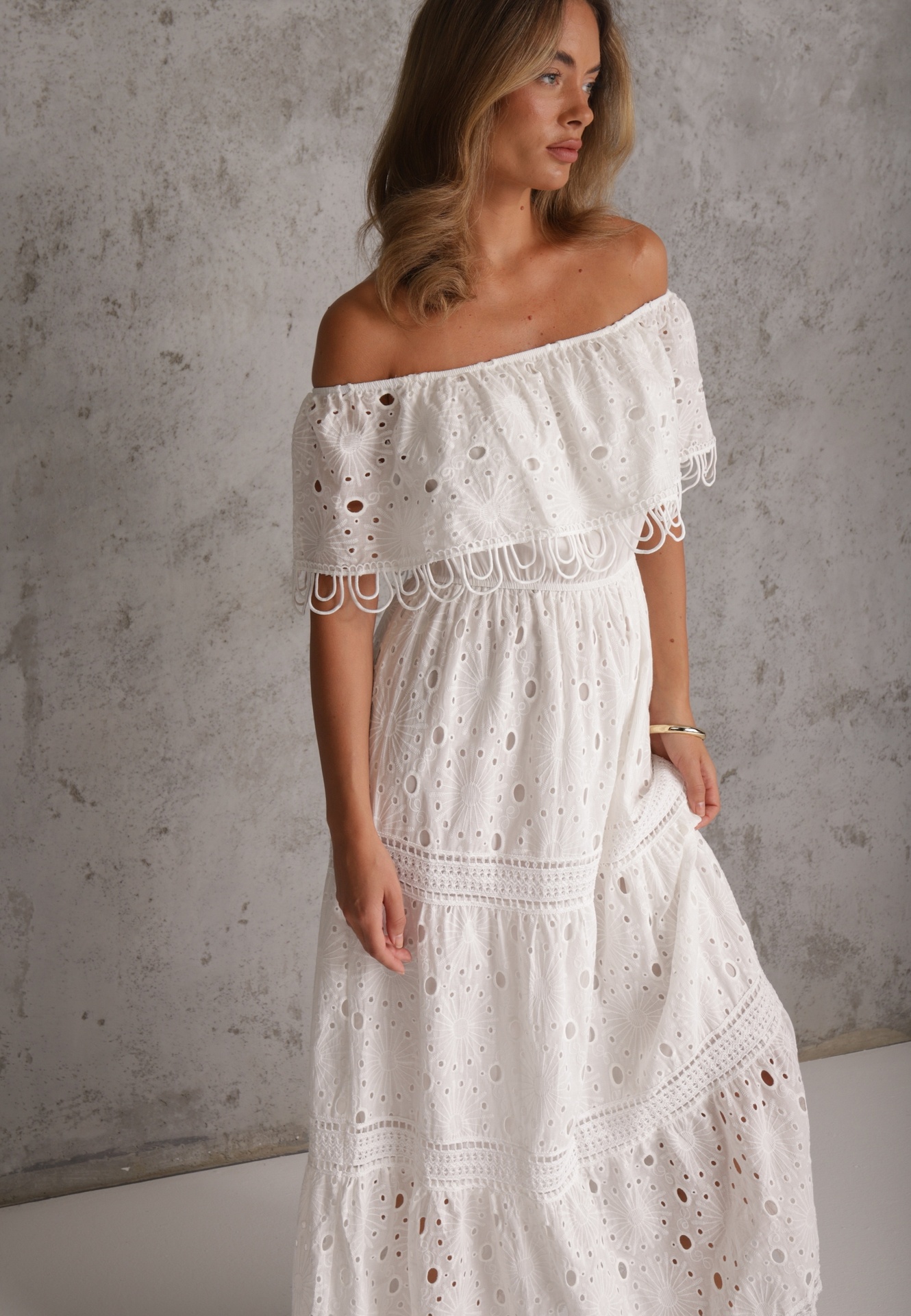 Rochie maxi albă din bumbac stil boho decorată cu broderie ajurată Hellvia