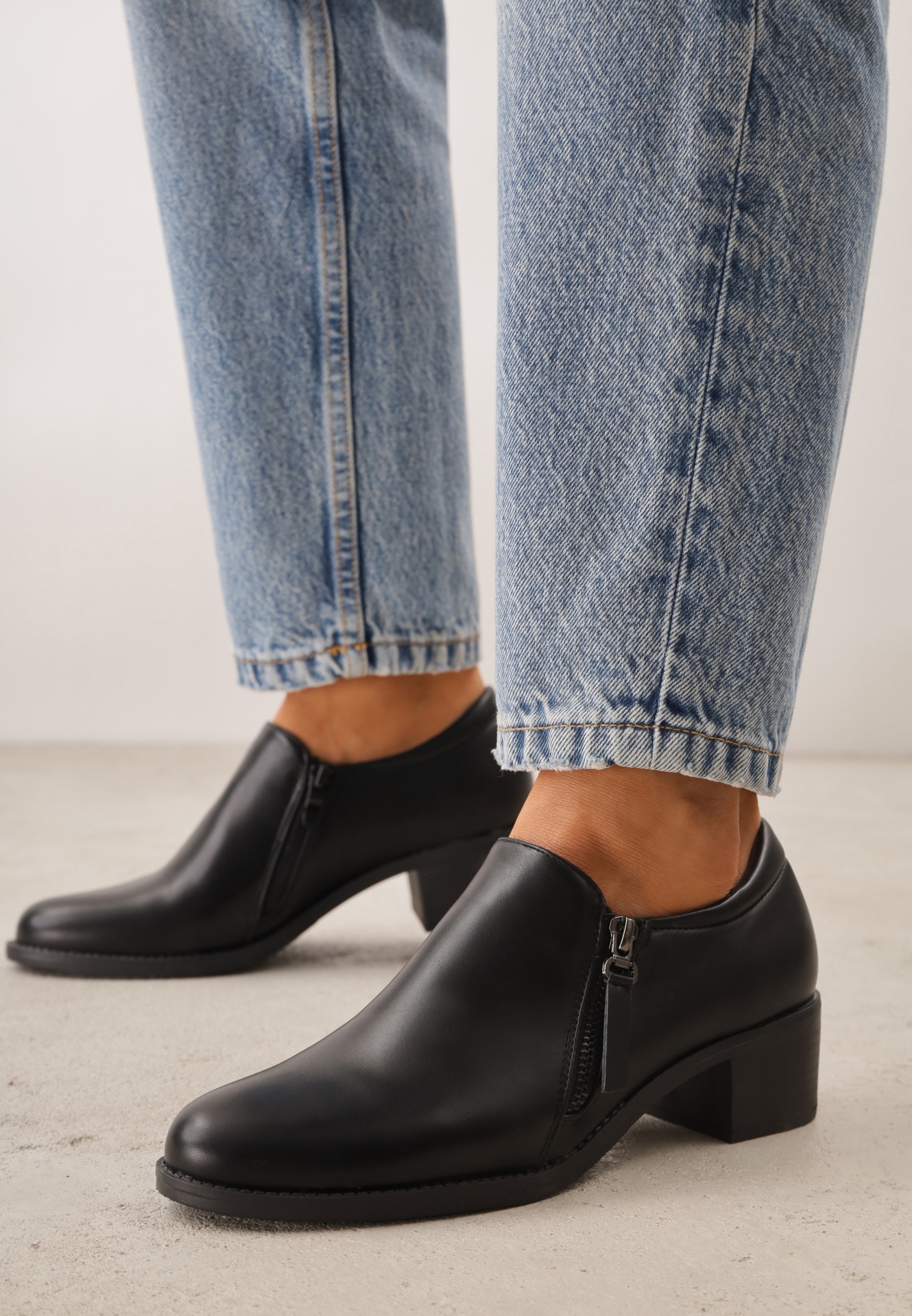 Pantofi negri cu toc jos cu fermoare Vovella