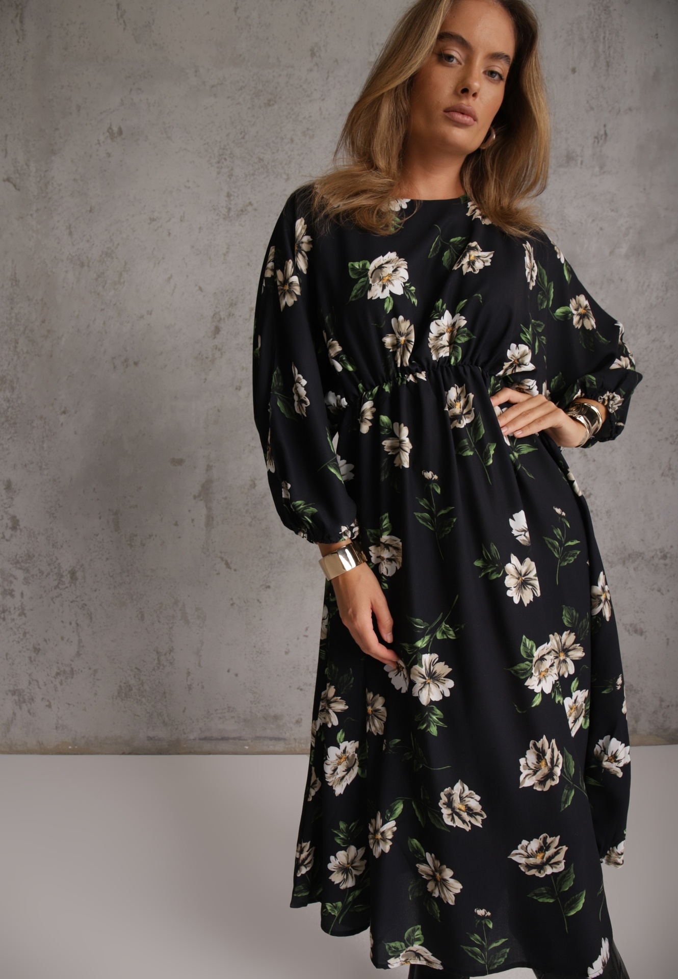 Rochie Midi Negru-Bej Florală cu Croială Cloș cu Mâneci Liliac Jervia