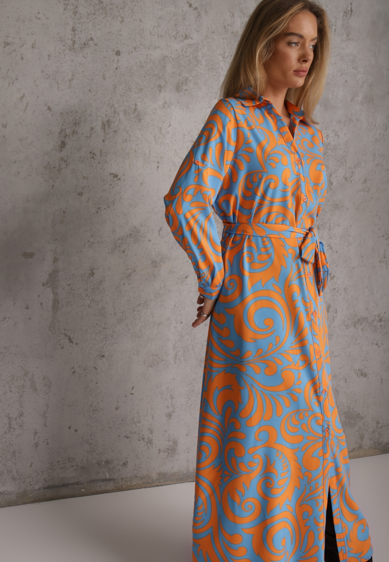 Rochie Maxi tip cămașă Albastru-Portocaliu cu centură din material textil cu modele abstracte Terins