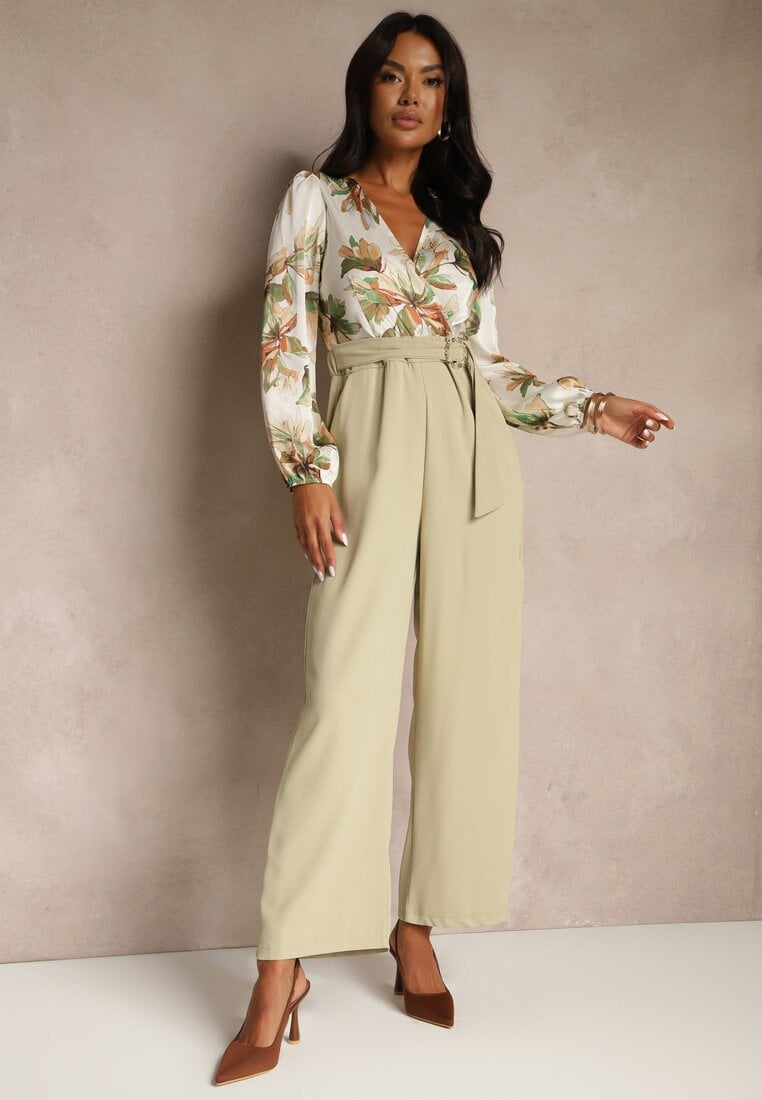 Salopetă florală verde deschis cu decolteu petrecut cu cordon și picioare largi Vinia