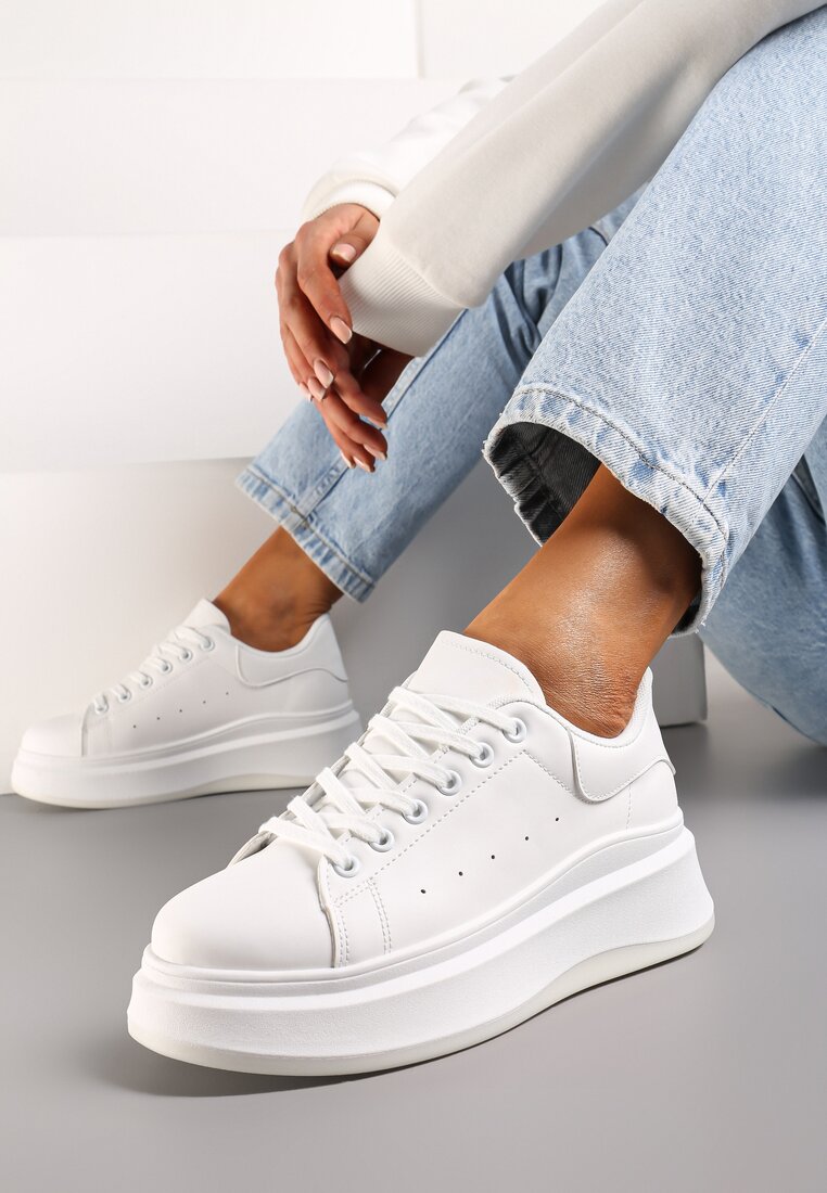 Adidași Albi cu Talpă Groasă, cu Perforații și Decorație Ursuleț de cauciuc Aireth