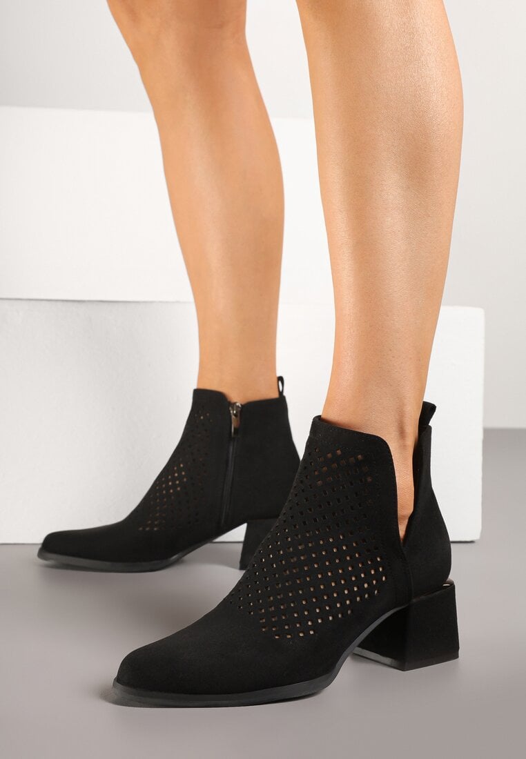 Ghete negre din piele ecologică cu decupaje decorative pe tocul cu detaliu metalic Naetha