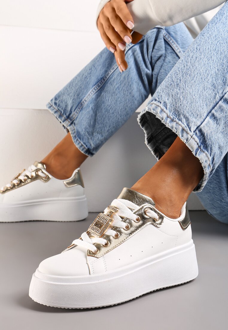 Adidași albi-aurii cu Pandantiv Metalic pe Șireturi Decorat cu Cirkonii Edosa