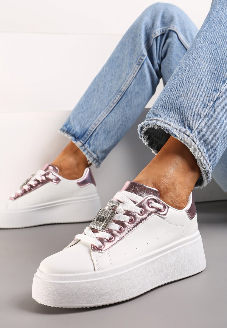 Adidași Albi-Roza cu Pandantiv Metalic pe Șireturi Decorat cu Zirconii Edosa