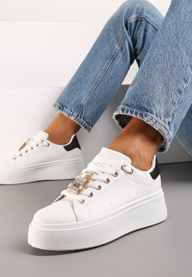 Adidași Alb-Negru cu Pandantiv Metalic pe Șireturi Decorat cu Zirconii Edosa