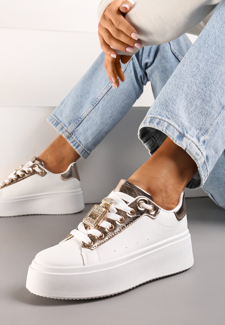 Adidași Alb-Șampanie cu Pandantiv Metalic pe Șireturi Decorat cu Zirconii Edosa