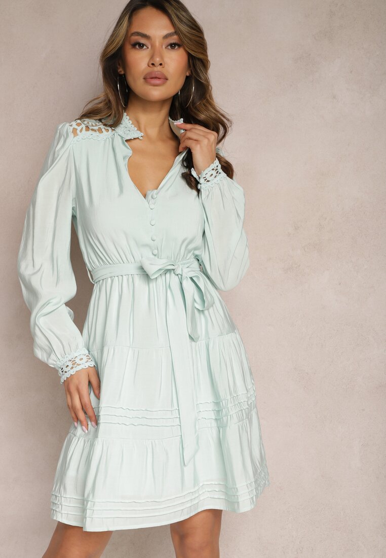 Rochie evazată albastru deschis cu inserții de dantelă și cordon în talie Padria