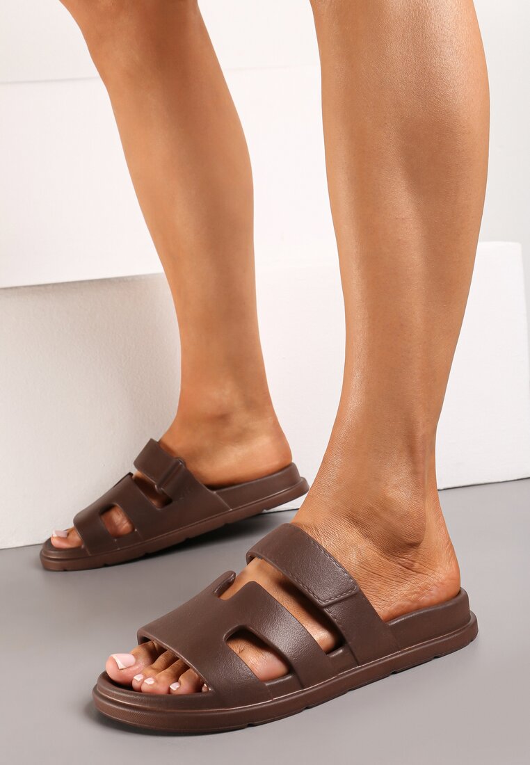 Papuci de piscină maro din spumă cu decupaje pe baretă