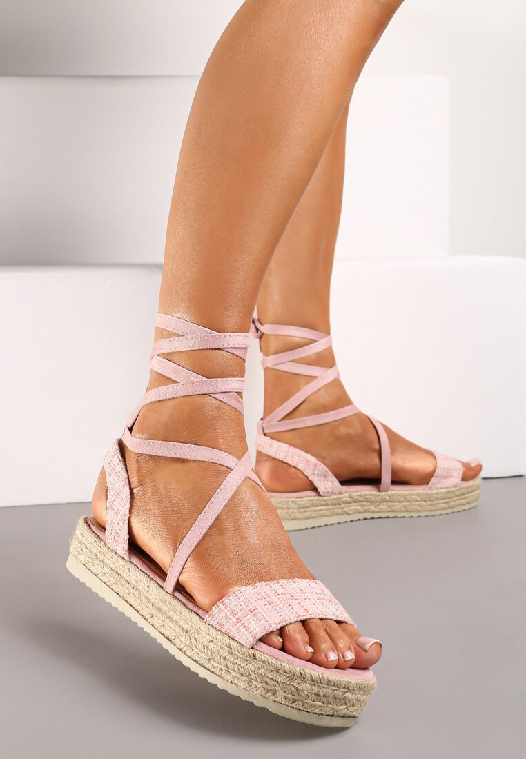 Sandale Roz cu curelușe înnodate din tweed și platformă împletită Tagarisa
