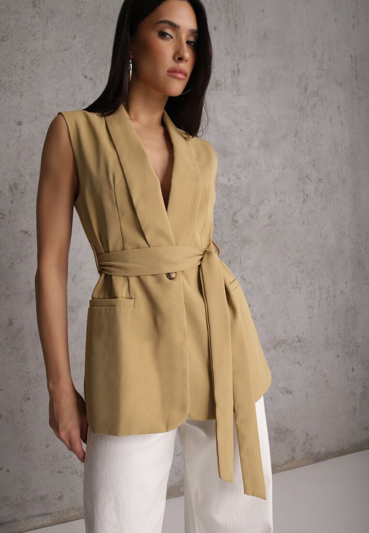 Vestă elegantă bej stilizată ca un sacou cu legătură, fără mâneci Qirama