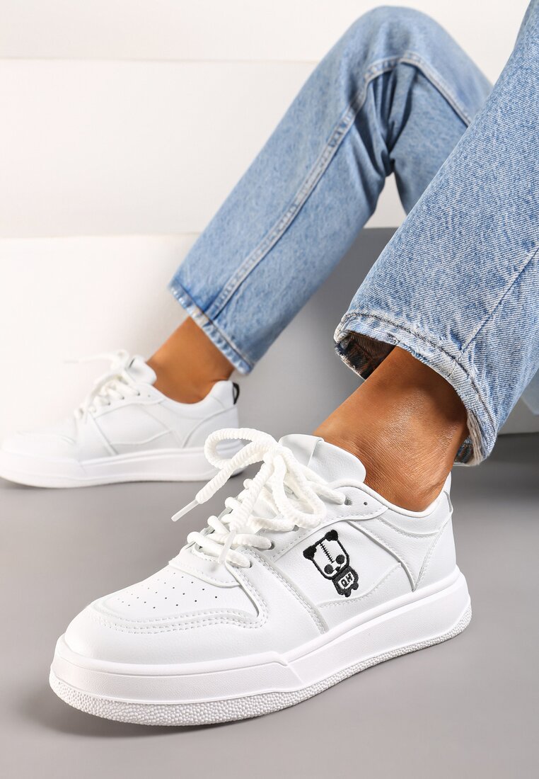 Sneakers albi cu șireturi din piele ecologică cu aplicație decorativă și perforații Vetria