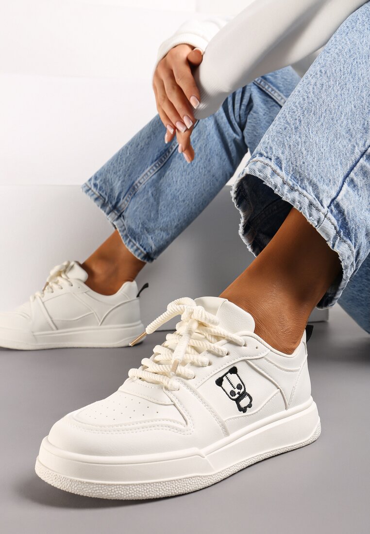 Adidași bej cu perforație fină și imprimeu mic Fredomia