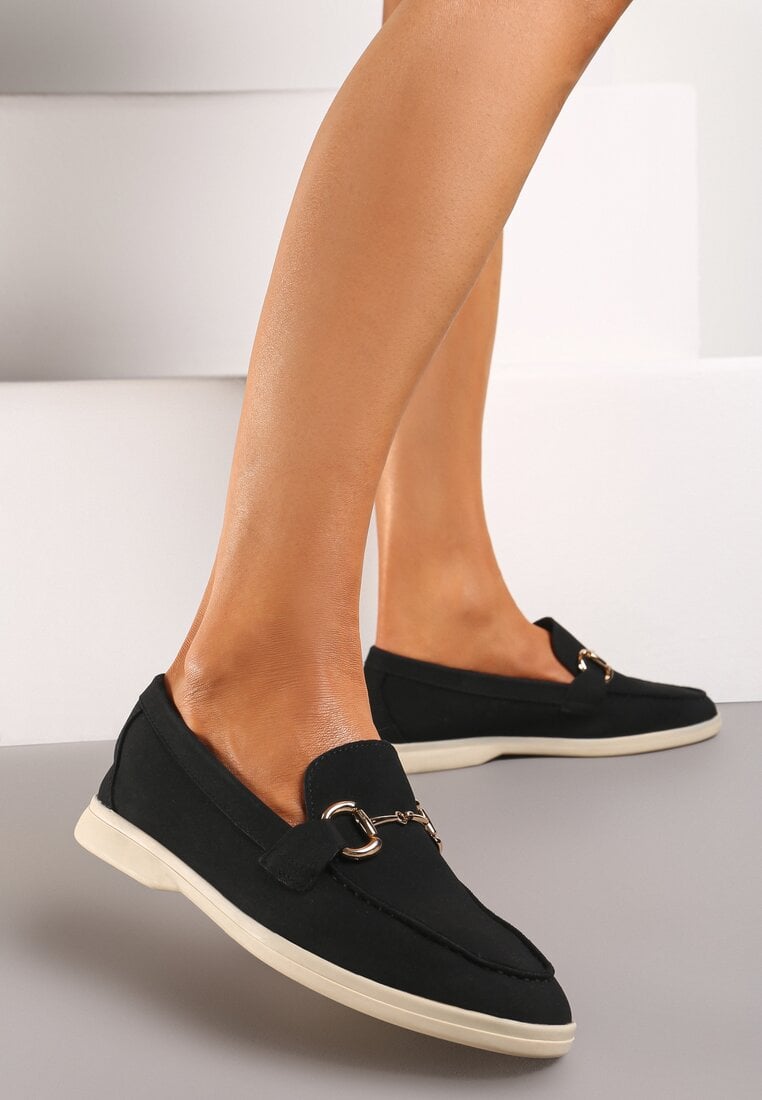 Mocasini negri din imitație de piele întoarsă cu cataramă decorativă și cusături Daneka
