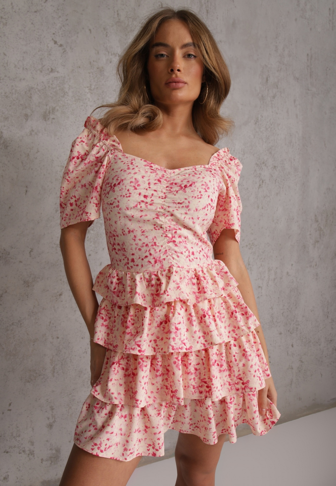 Rochie Roză cu fason cloș, cu volane și imprimeu fin Uveria