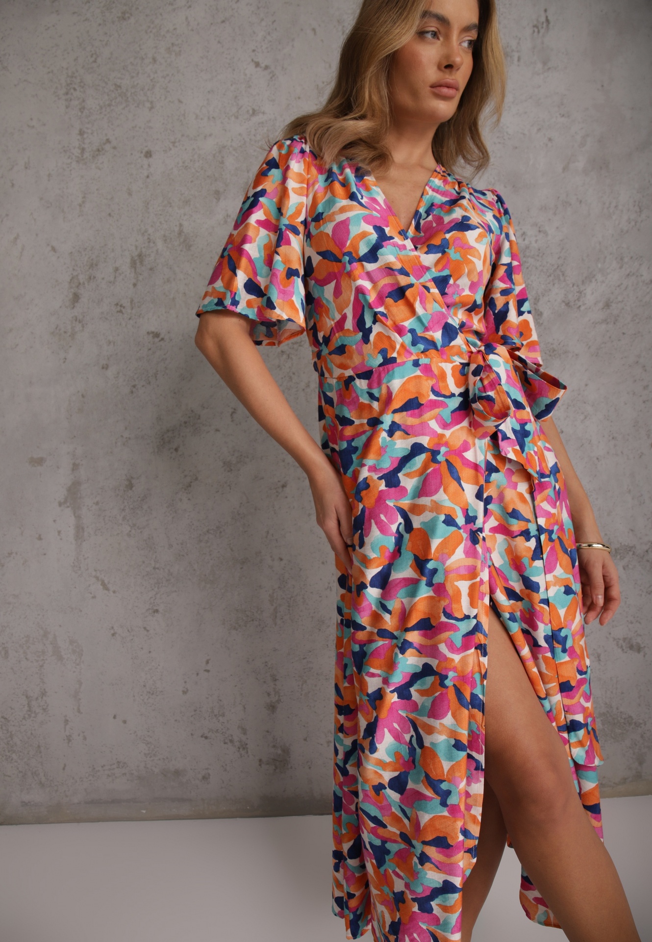 Rochie Bej-Roz cu Decolteu Petrecut și Curea din Material cu Imprimeu Floral de Lalele