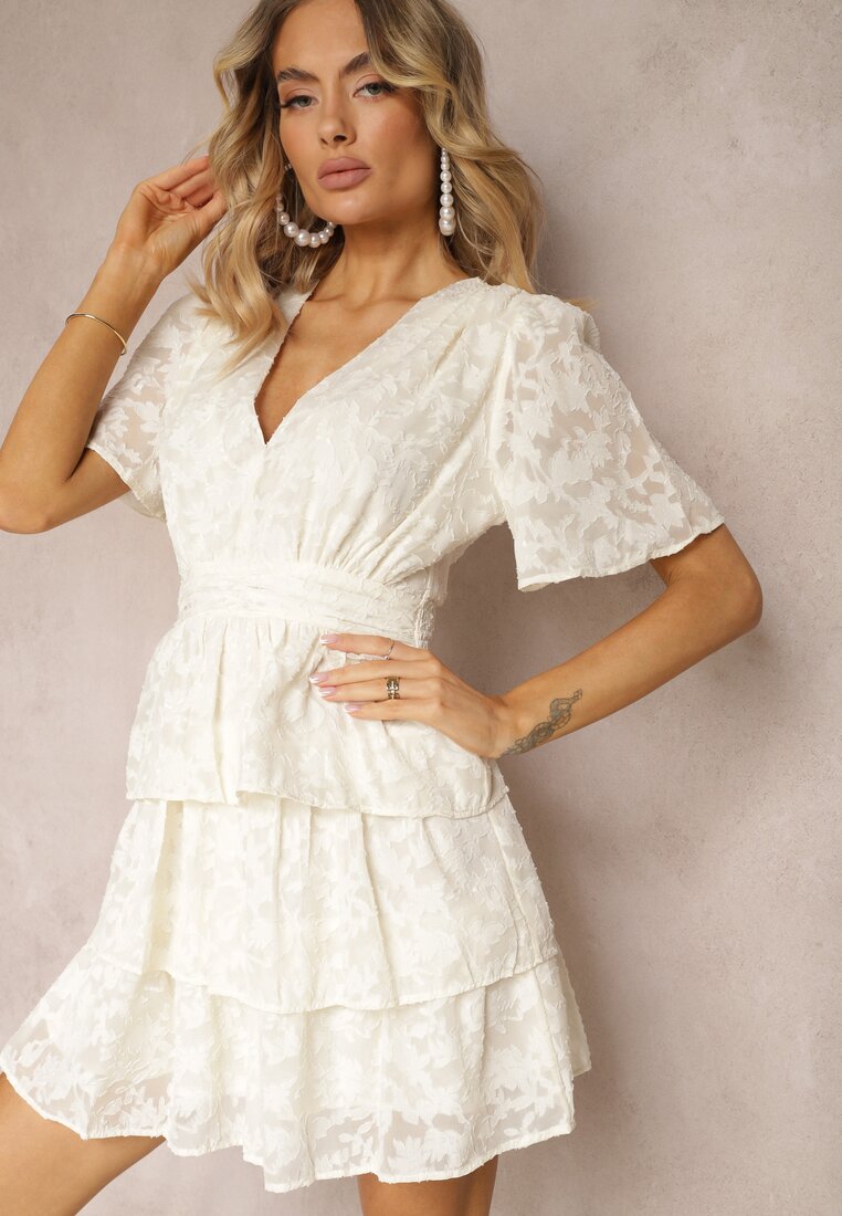 Rochie bej deschis cu croi evazat cu decolteu în V și volane Drapia