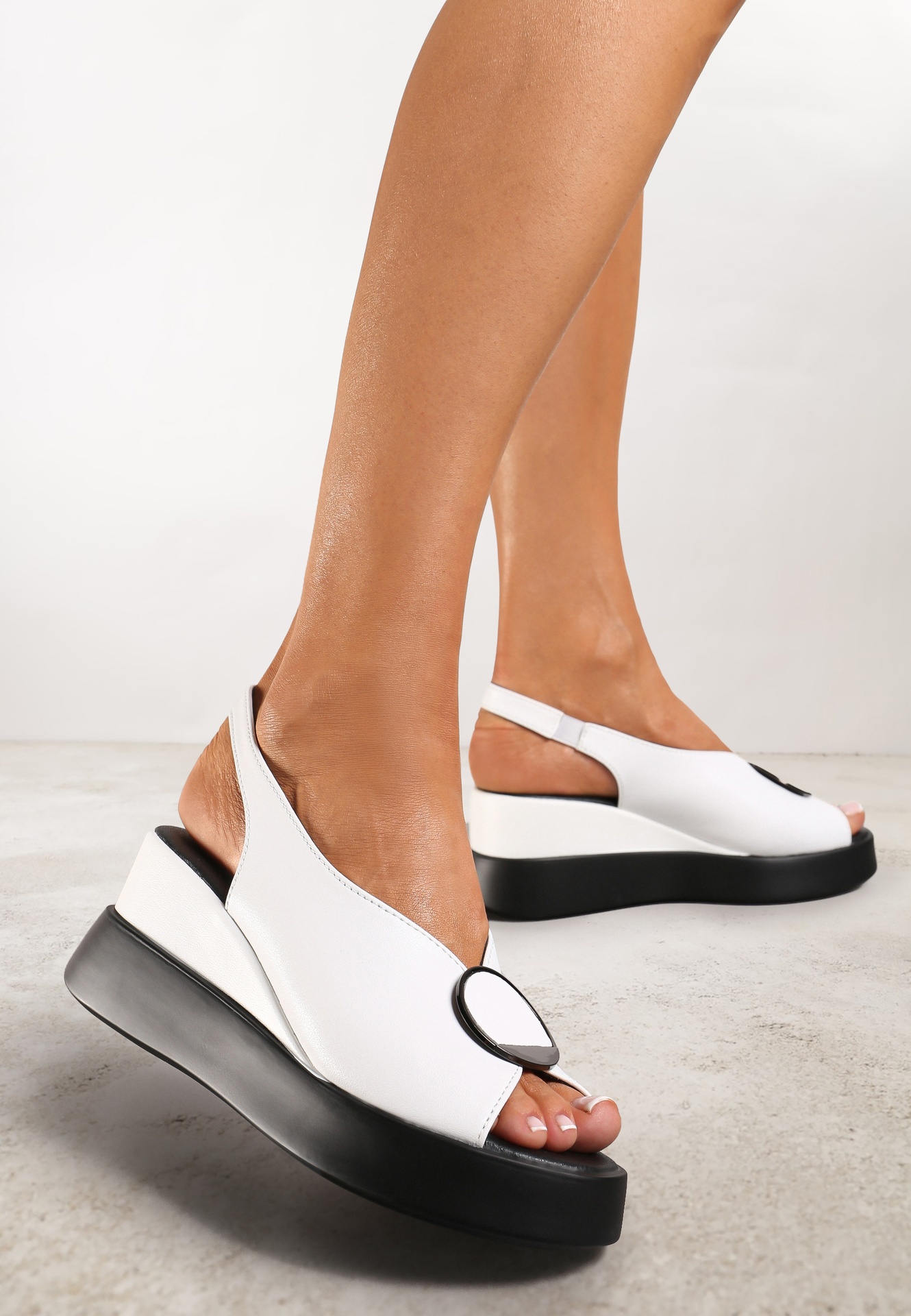 Sandale Albe Slip-on din Piele Naturală cu Talpă Pană și Aplicație Metalică Risspa