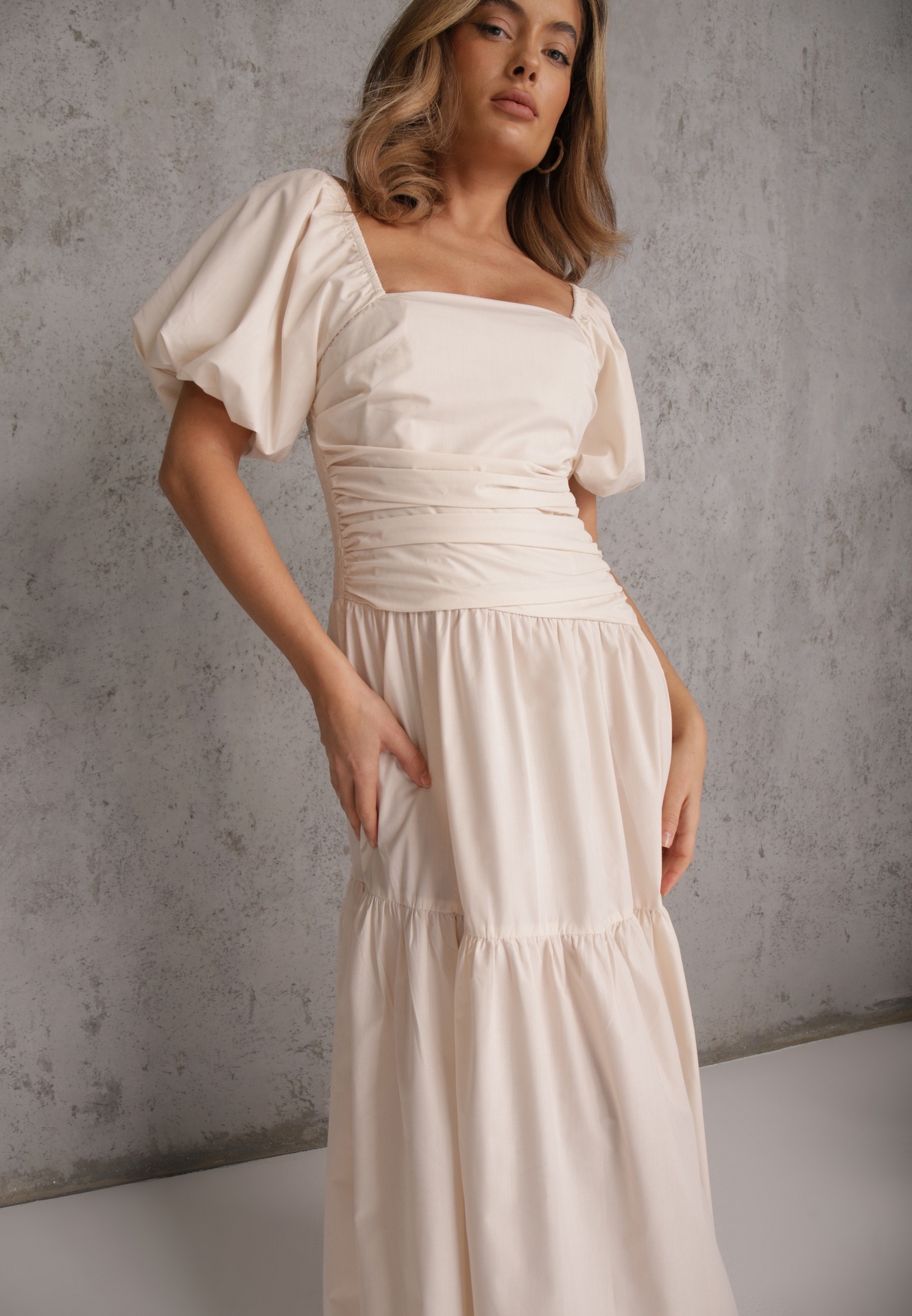 Rochie bej cu drapaje și viscoză decorată cu mâneci bufante și volan Monvia