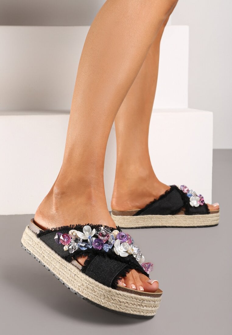 Papuci Negri pe Platformă în Stil Boho cu Aplicații și Împletitură Rissona