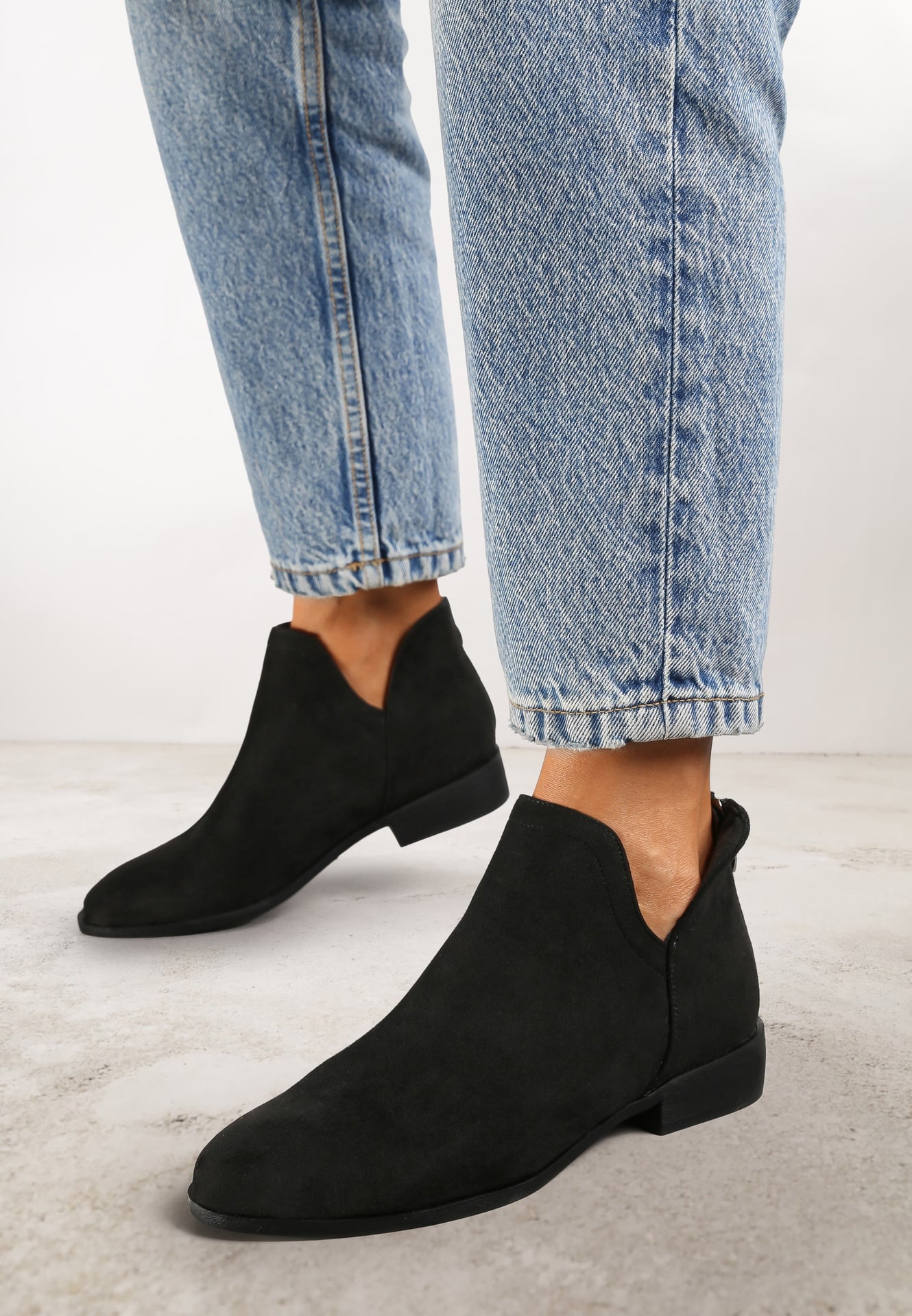 Ghete Negre cu talpă plată cu decupaj decorativ și fermoar Liletta