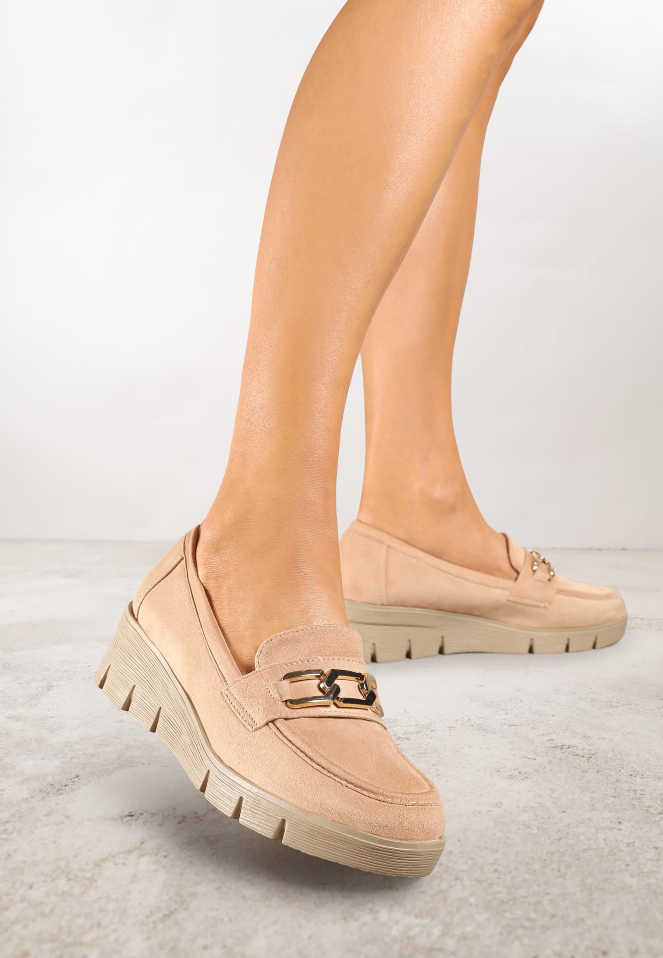 Pantofi josi Bej Mocasini cu talpă pană cu imprimeu și branț din piele naturală și lanț Cariella