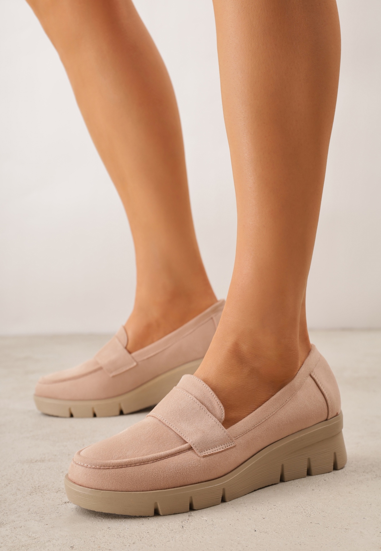 Mocasini bej deschis cu platformă, cu branț din piele naturală, ornați cu o curea Zorvia
