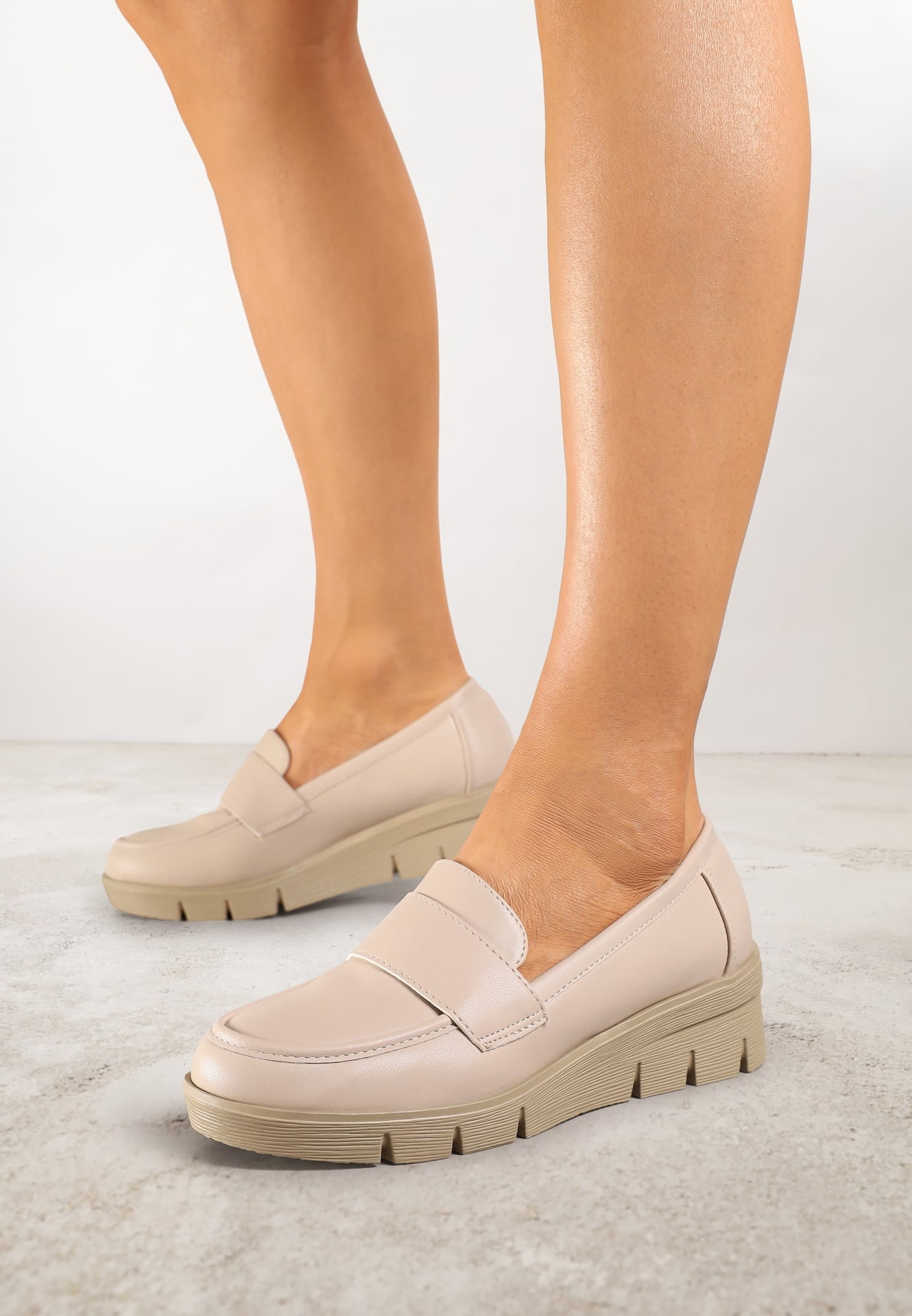 Pantofi bej Mocasini cu talpă ortopedică, cu branț din piele naturală, decorați cu o curea Zorvia