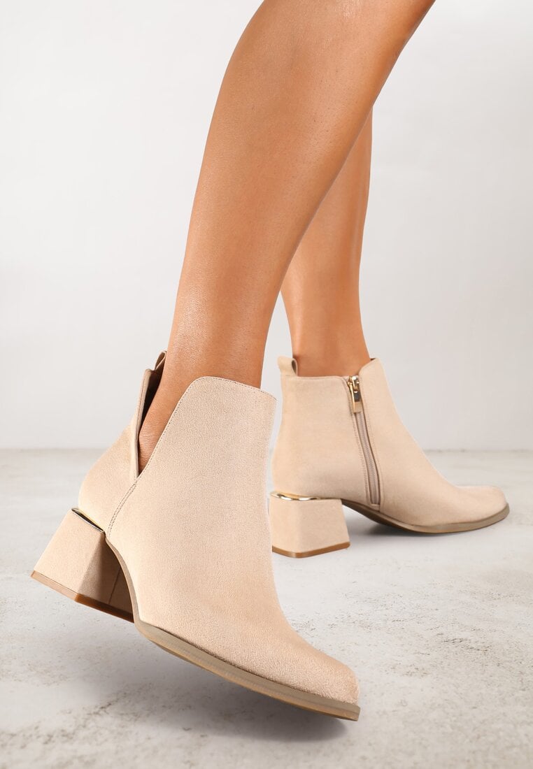 Botine Bej cu toc gros, cu decupaj și ornament metalic Lorethra