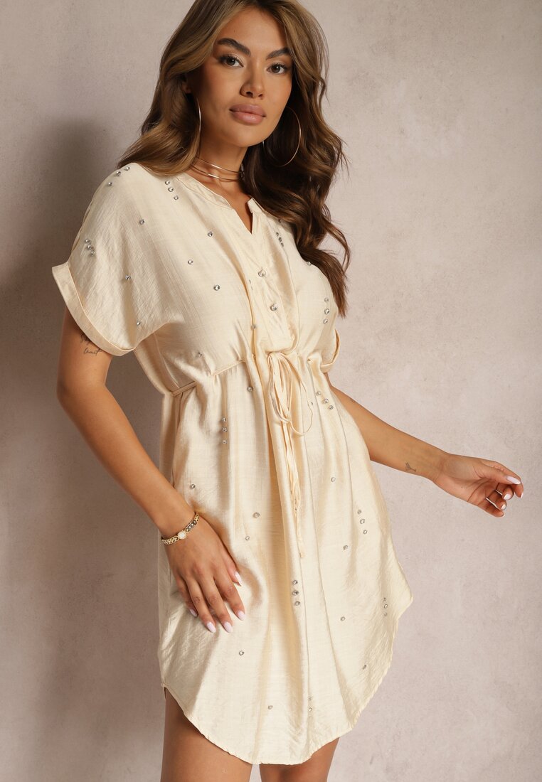 Rochie bej dreaptă cu șnur în talie și decorată cu zirconii Quilefia