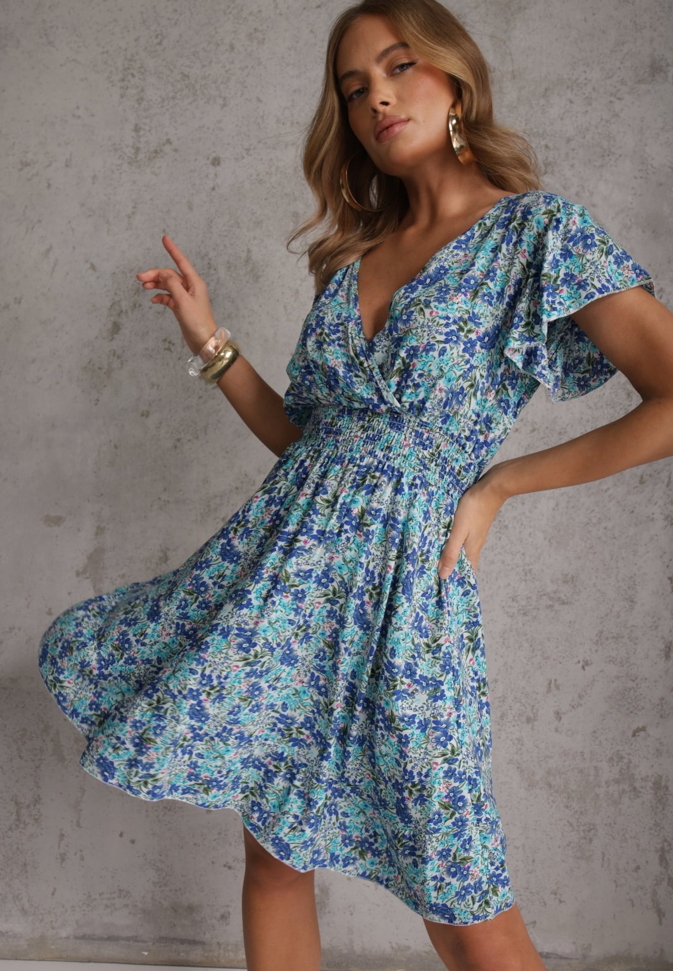 Rochie albastră din bumbac cu imprimeu floral mic, decolteu tip portfard și elastic în talie Calnea